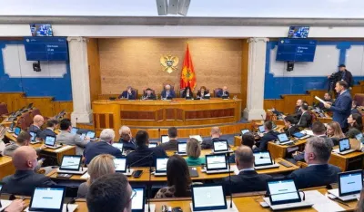 U sindikatu ogorčeni zbog najavljenog smanjenja plata; Poslanici u Skup&scaron;tini pitali: Je li prosvjeta fiskalna gre&scaron;ka?