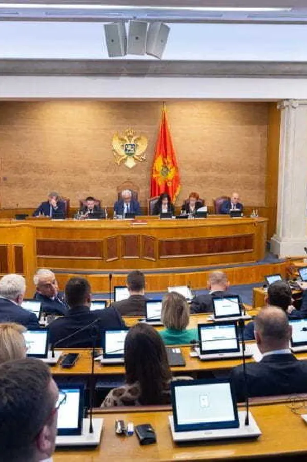 U sindikatu ogorčeni zbog najavljenog smanjenja plata; Poslanici u Skup&scaron;tini pitali: Je li prosvjeta fiskalna gre&scaron;ka?