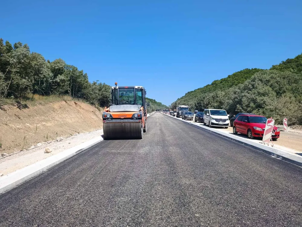 Uprava za saobraćaj: Počelo asfaltiranje dodatnih tri kilometra na Bulevaru Tivat-Jaz