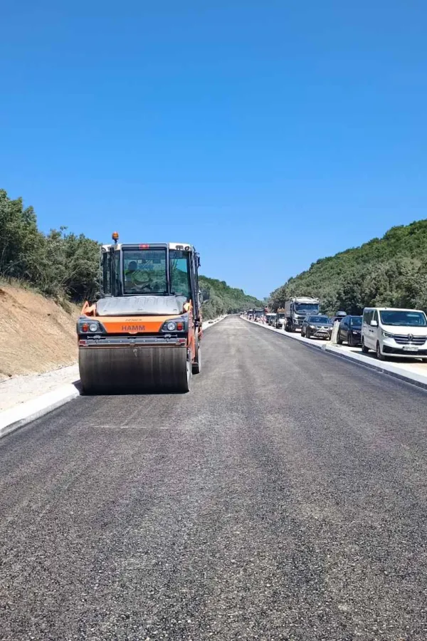 Uprava za saobraćaj: Počelo asfaltiranje dodatnih tri kilometra na Bulevaru Tivat-Jaz