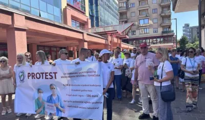 Protest ispred Ministarstva zdravlja: Traže povećanje plate za 15 do 20 odsto za kadar sa srednjom stručnom spremom