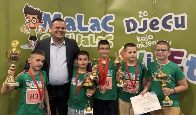 Ucitelj Momčilo Cvetković sa genijalcima koju su osvojili medalje