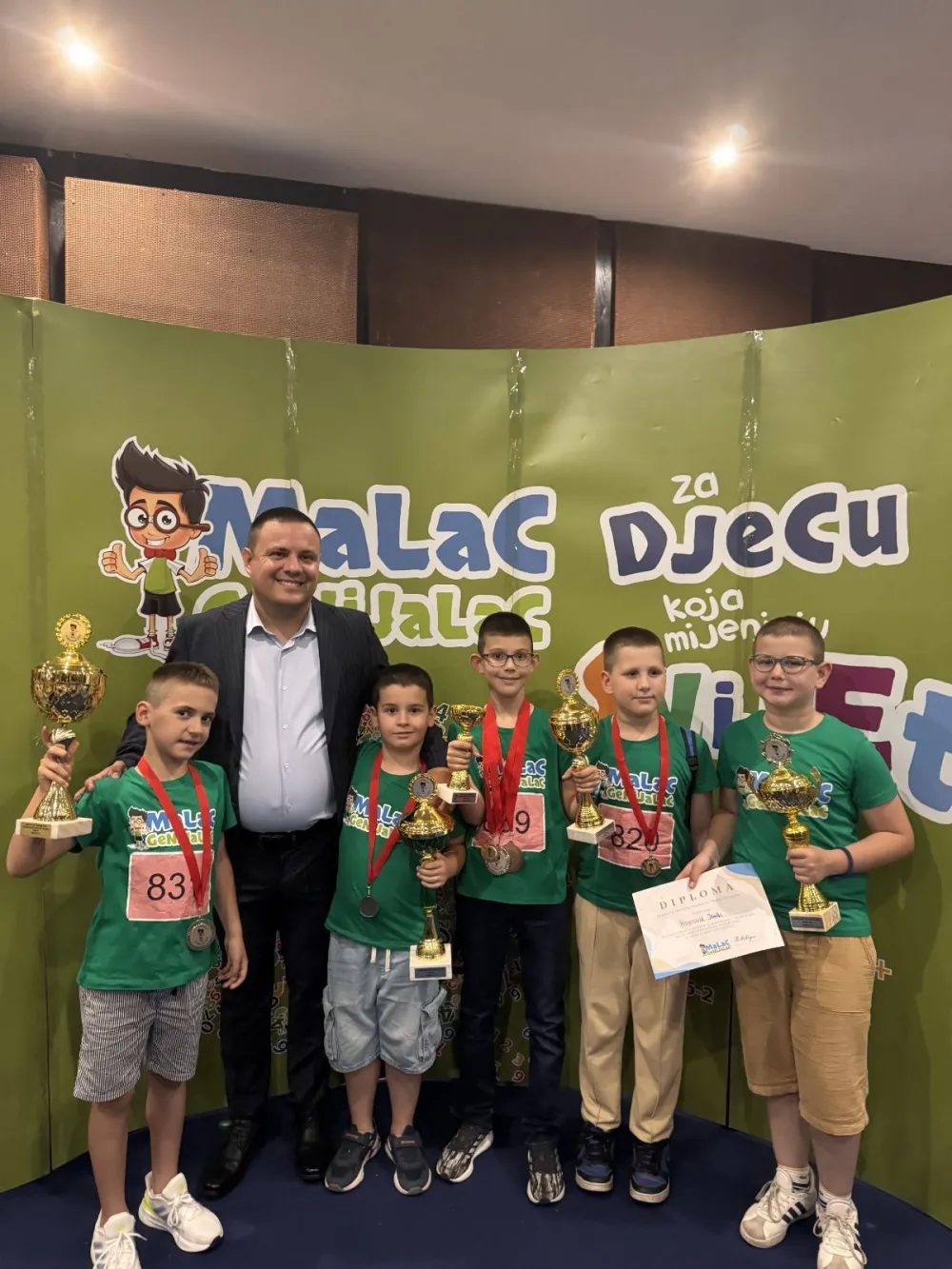 Ucitelj Momčilo Cvetković sa genijalcima koju su osvojili medalje