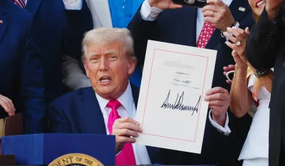 Tramp potpisao zakon o poreskim olak&scaron;icama i potro&scaron;nji