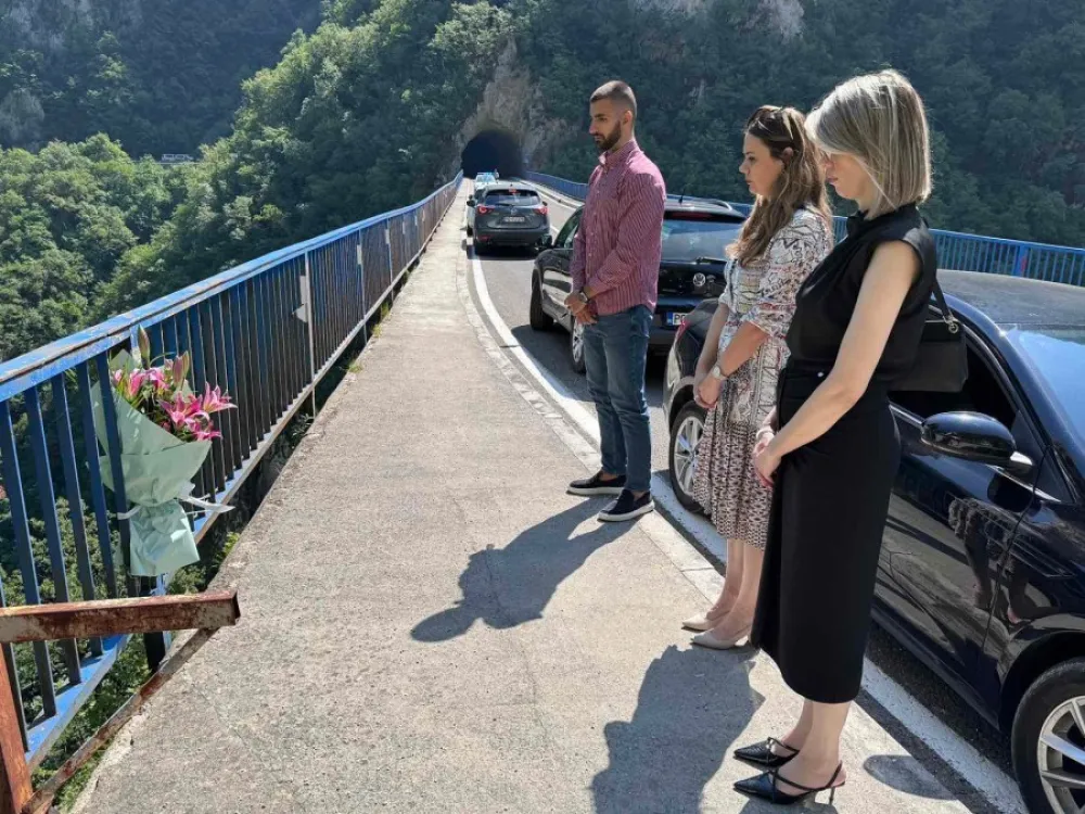 Položen vijenac na mjesto ubistva porodice Klopuh