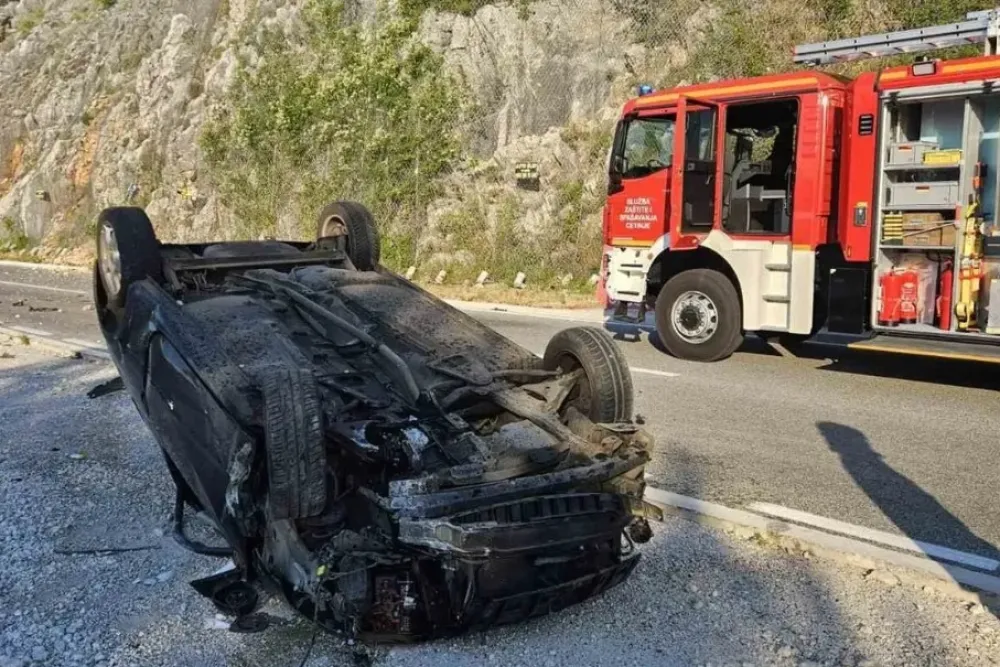 Udes na putu Cetinje&ndash;Budva: Dvoje povrijeđenih, transportovani u KCCG