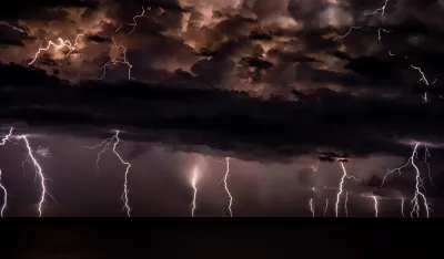 Hrvatsku zahvatilo nevrijeme: Vjetar ru&scaron;io stabla i bandere, vi&scaron;e naselja bez struje