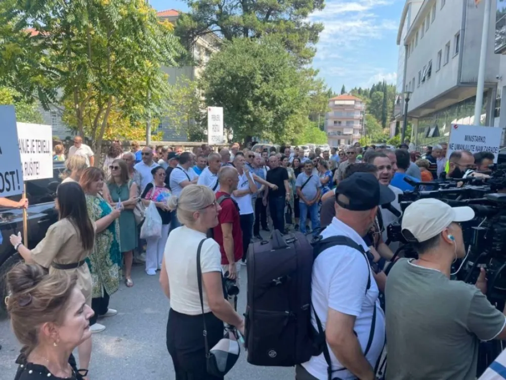 Protest prosvjetnih radnika, povodom novog obračuna zarada kojim će primanja dijelu prosvjetara biti umanjena, počeo je ispred Ministarstva prosvjete, nauke i inovacija.