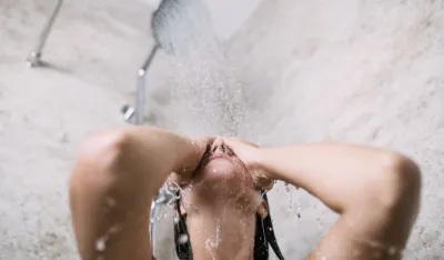 Tu&scaron;iranje hladnom vodom ujutru ili uveče? Evo &scaron;ta je bolje