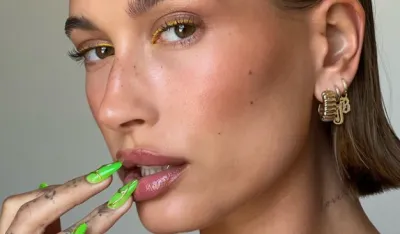 Hejli Biber otkrila viralni bjuti trik: Jednostavna "&scaron;ok terapija" momentalno re&scaron;ava nadutost lica