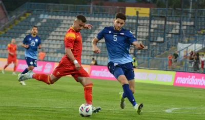 Crveni pali na listi