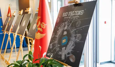 U holu Vlade postavljena dokumentarna izložba Memorijalnog centra Srebrenica &bdquo;Kad vrijeme utihne&ldquo;