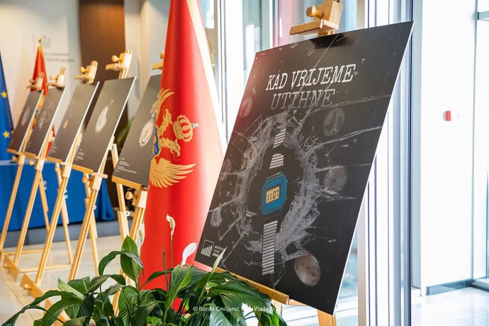 U holu Vlade postavljena dokumentarna izložba Memorijalnog centra Srebrenica &bdquo;Kad vrijeme utihne&ldquo;