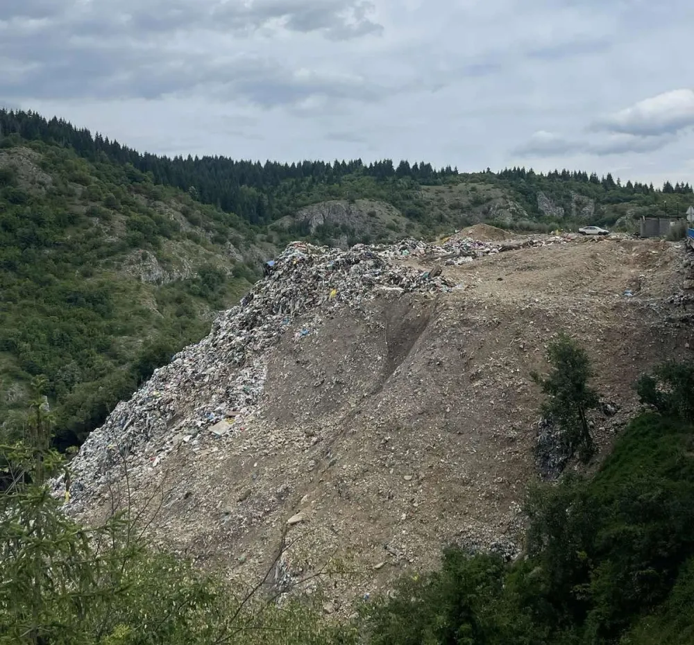 Komunalno Rožaje, i pored zabrane,&nbsp;i dalje smeće lageruje na Mostinu