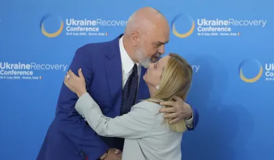 (VIDEO) Albanski premijer opet kleknuo pred Meloni