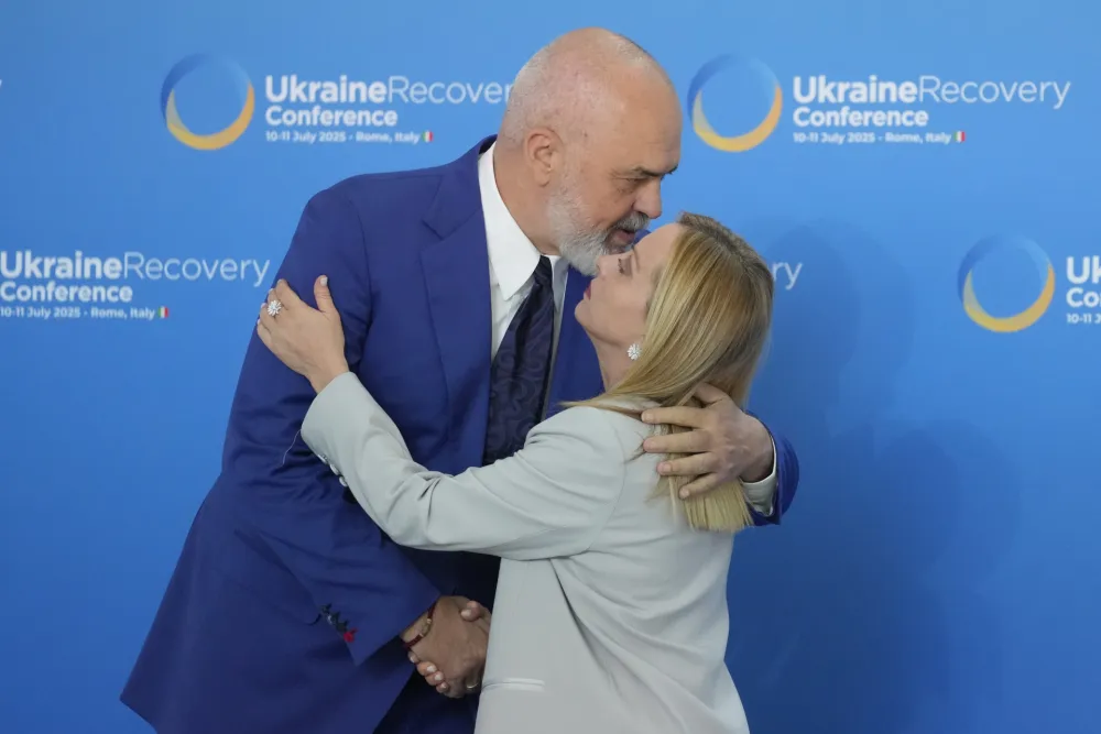 (VIDEO) Albanski premijer opet kleknuo pred Meloni