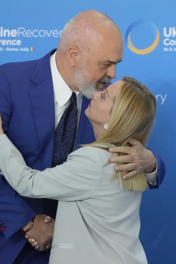 (VIDEO) Albanski premijer opet kleknuo pred Meloni