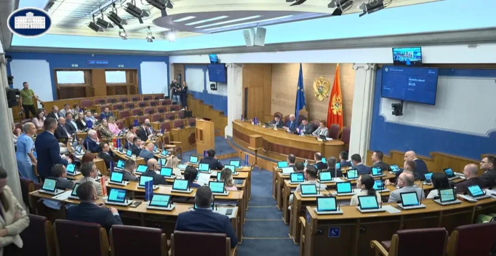 Pauza, jer novi propis o javnim okupljanjima i priredbama nema ko da brani