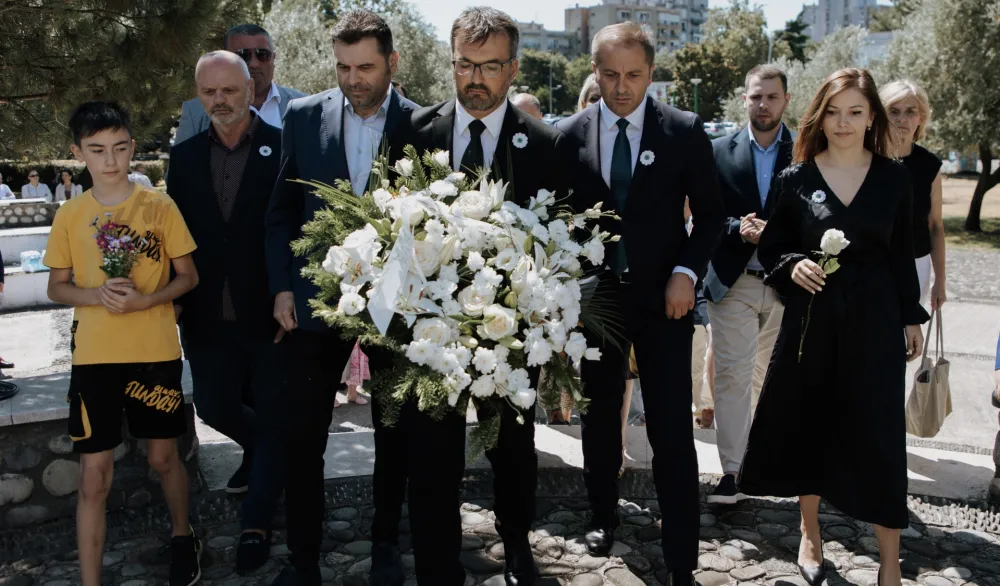Delegacija Evropskog saveza položila vijenac u znak sjećanja na genocid u Srebrenici