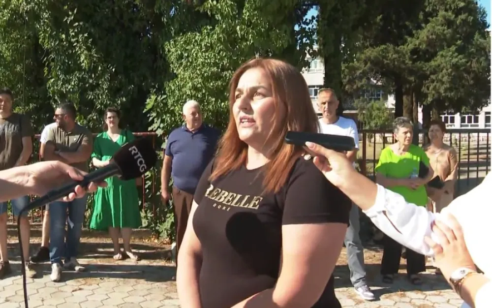 Protest roditelja&nbsp;ispred O&Scaron; &ldquo;Vuko Jovović u Danilovgradu: Majka pretučenog učenika traži smjenu direktorke&nbsp;