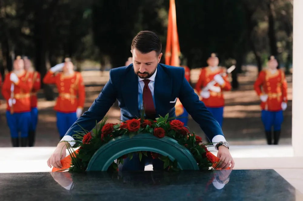 ilatović&nbsp;vijenac na spomenik Partizanu borcu na Gorici povodom 13. jula - Dana državnosti Crne Gore