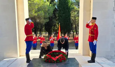 Delegacija Glavnog grada položila vijenac na Spomenik Partizanu borcu