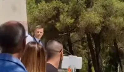 (VIDEO) Građani nisu dozvolili Mujoviću da održi govor na Gorici, izviždali ga