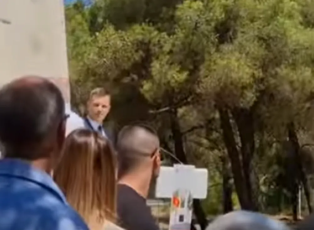 (VIDEO) Građani nisu dozvolili Mujoviću da održi govor na Gorici, izviždali ga