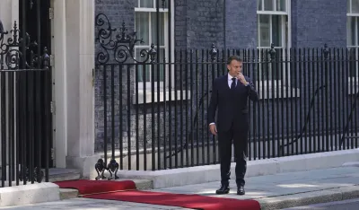 Makron: Da bismo bili slobodni u ovom svijetu, moramo biti strah i trepet