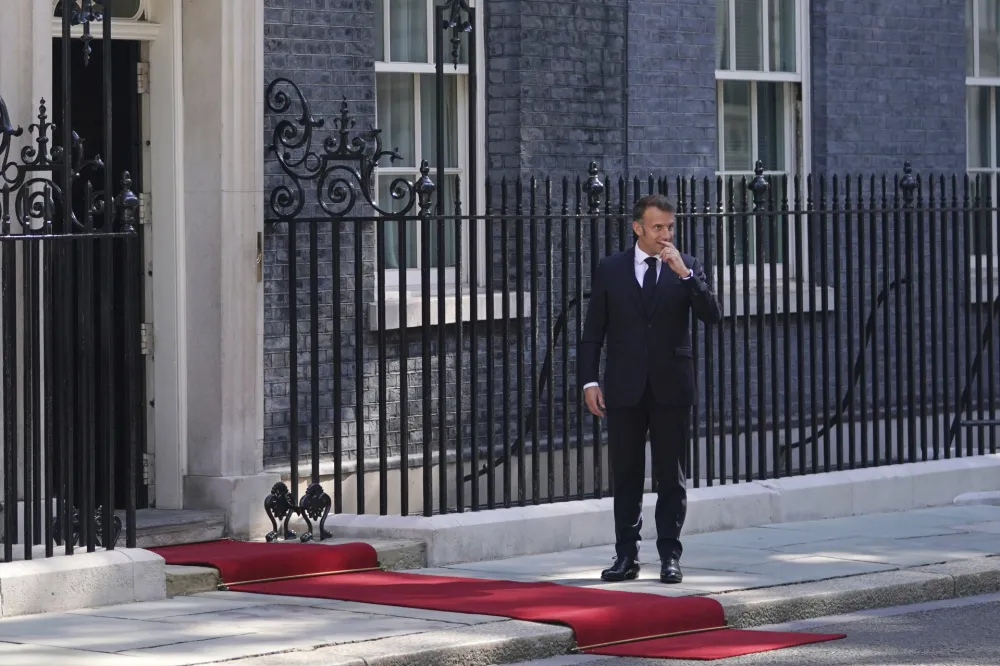 Makron: Da bismo bili slobodni u ovom svijetu, moramo biti strah i trepet