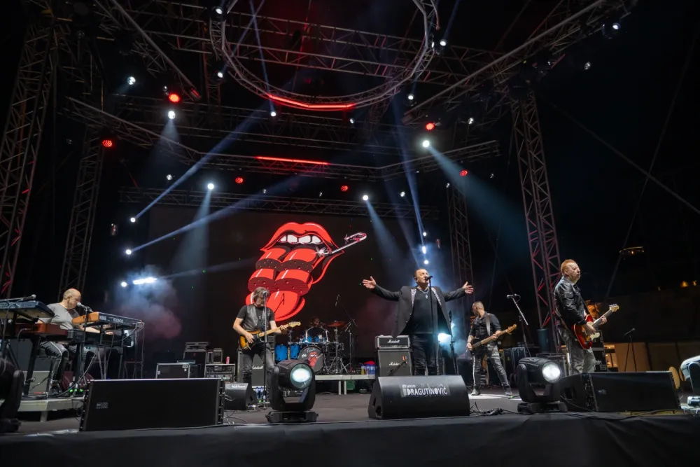 Spektakularnim koncertom Prljavog kazali&scaron;ta, u Budvi obilježen Dan državnosti