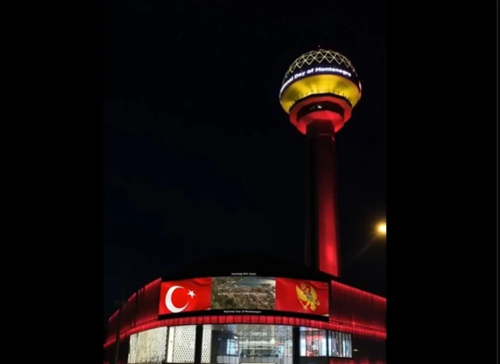 Povodom Dana državnosti, toranj Atakule u Ankari u bojama crnogorske zastave