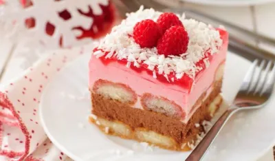 Brzi kolač od kokosa i malina