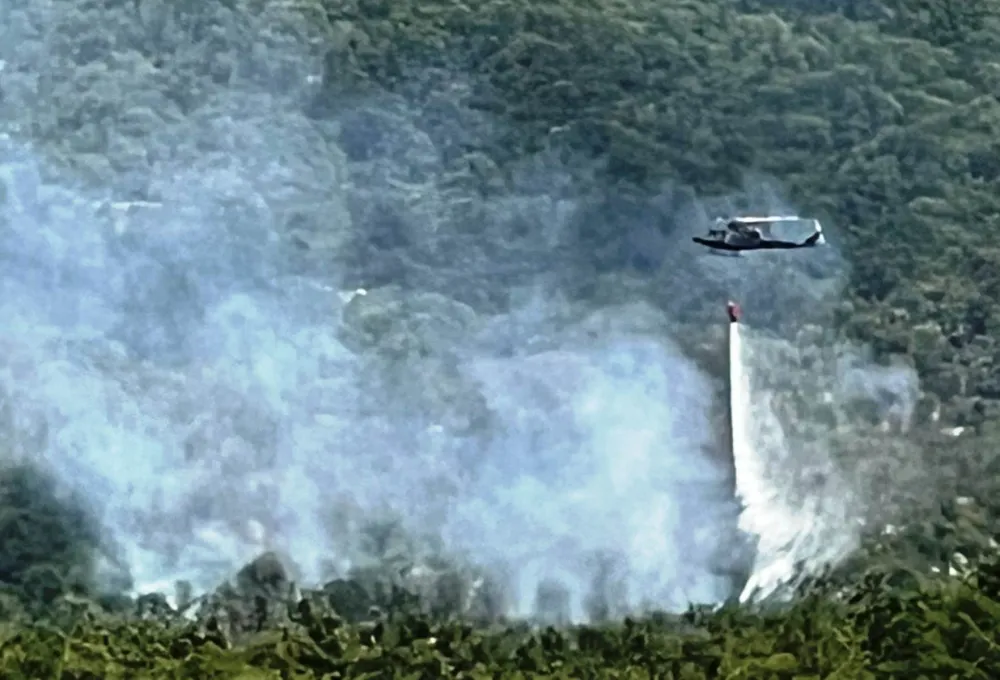 Požar na brdu Tović danima aktivan: Kuće nijesu ugrožene, vatrogasci prate situaciju