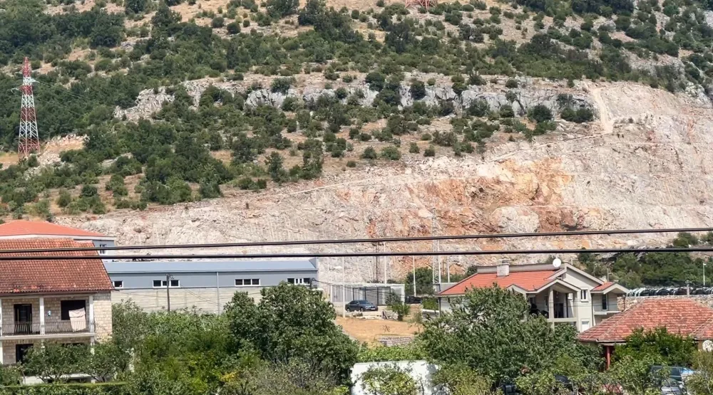 (VIDEO) Auto-put odnosi 30 kuća, 40 pomoćnih zgrada i 7 bunara