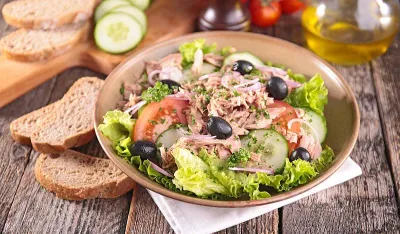 Salata s tunjevinom omiljeni obrok u ljetnjim danima