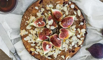 Kolač sa smokvama i pistaćima