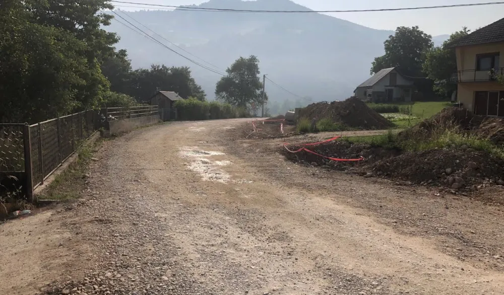 Mje&scaron;tani Gubavča ogorčeni: Asfalta ni na vidiku, imanja prekrivena pra&scaron;inom