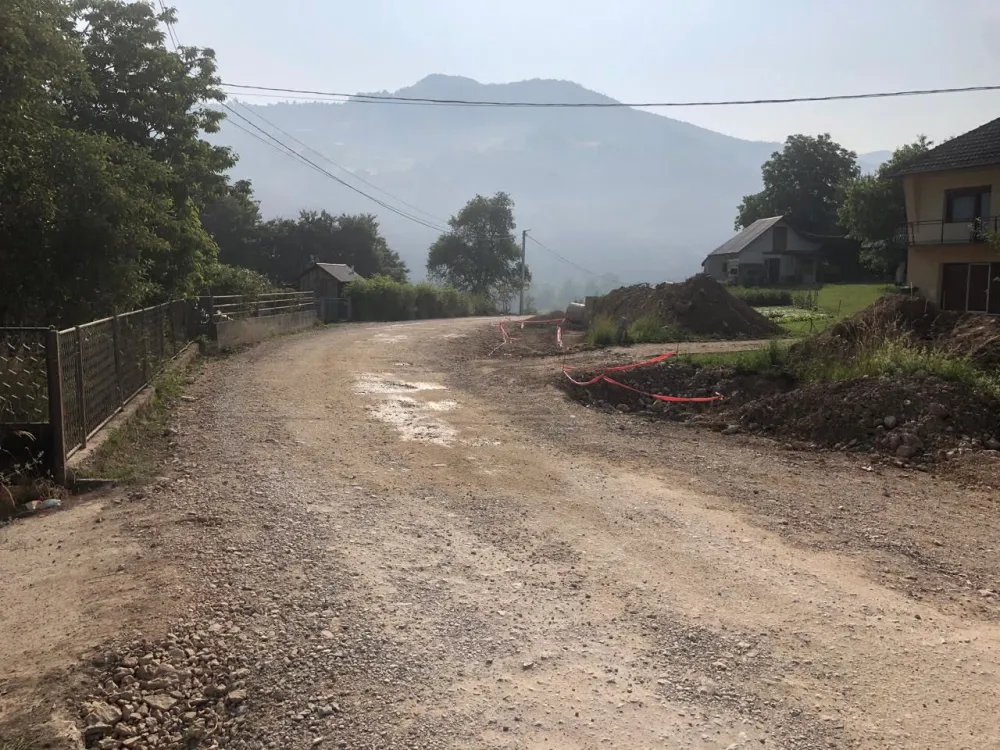 Mje&scaron;tani Gubavča ogorčeni: Asfalta ni na vidiku, imanja prekrivena pra&scaron;inom