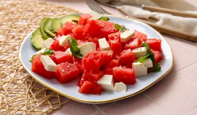 Ljetnja salata od lubenice, avokada i feta sira