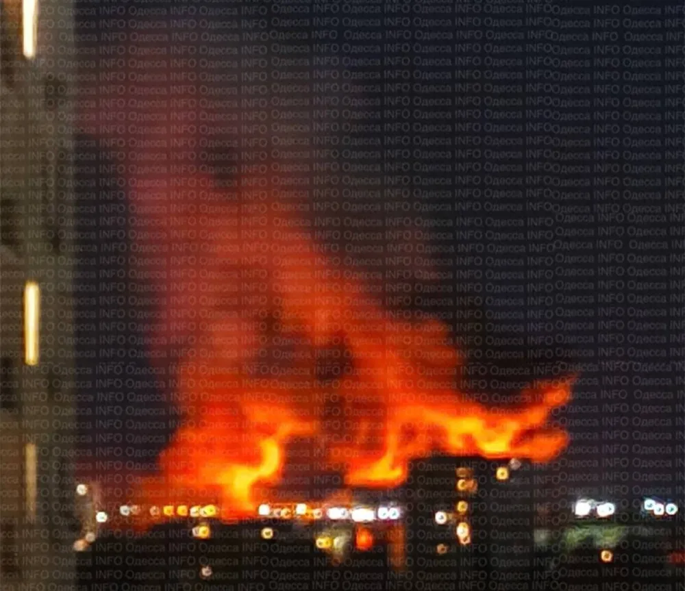 Masovni napad dronom u Odesi: Jedna osoba poginula, vi&scaron;espratnica u plamenu