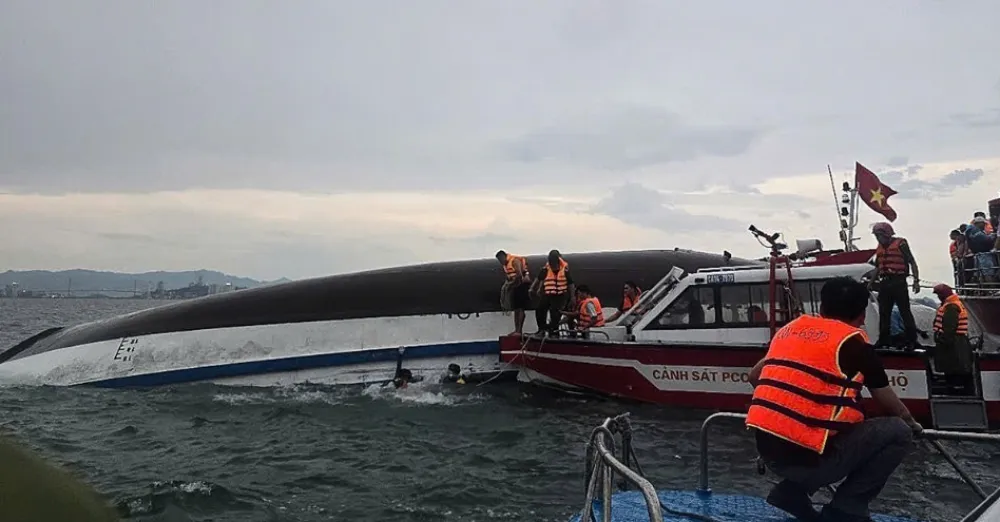 Kod Vijetnama potonuo turistički brod, najmanje 38 mrtvih