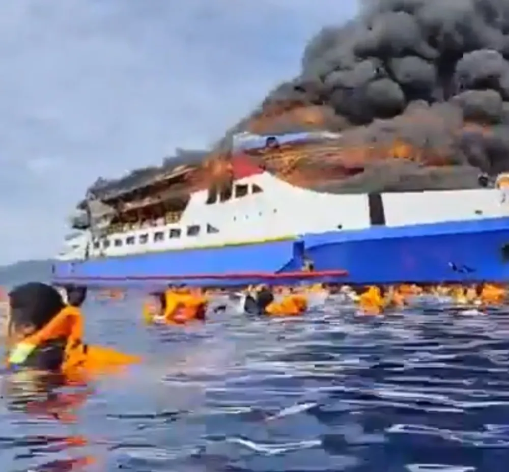 (FOTO/VIDEO) Indonezija: Spa&scaron;eno vi&scaron;e od 560 ljudi sa zapaljenog trajekta, troje poginulo