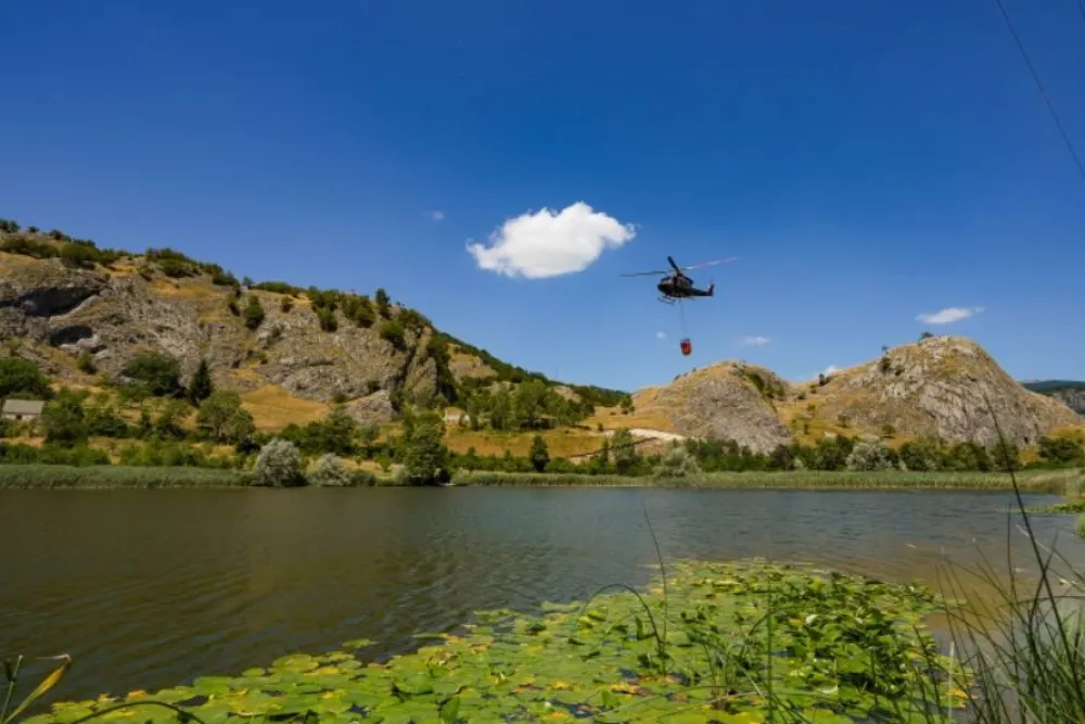 Helikopter Vojske Crne Gore gasio požar u selu Duži