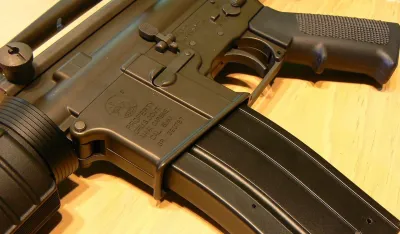 Kragujevac: Mu&scaron;karac pucao automatskom pu&scaron;kom na ulici i ranio jednu osobu nožem, policajci ga savladali