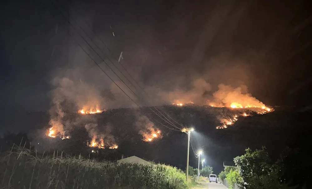 Vatrogasci cijelu noć gasili veliki požar na Volujici, vatra prijetila kućama