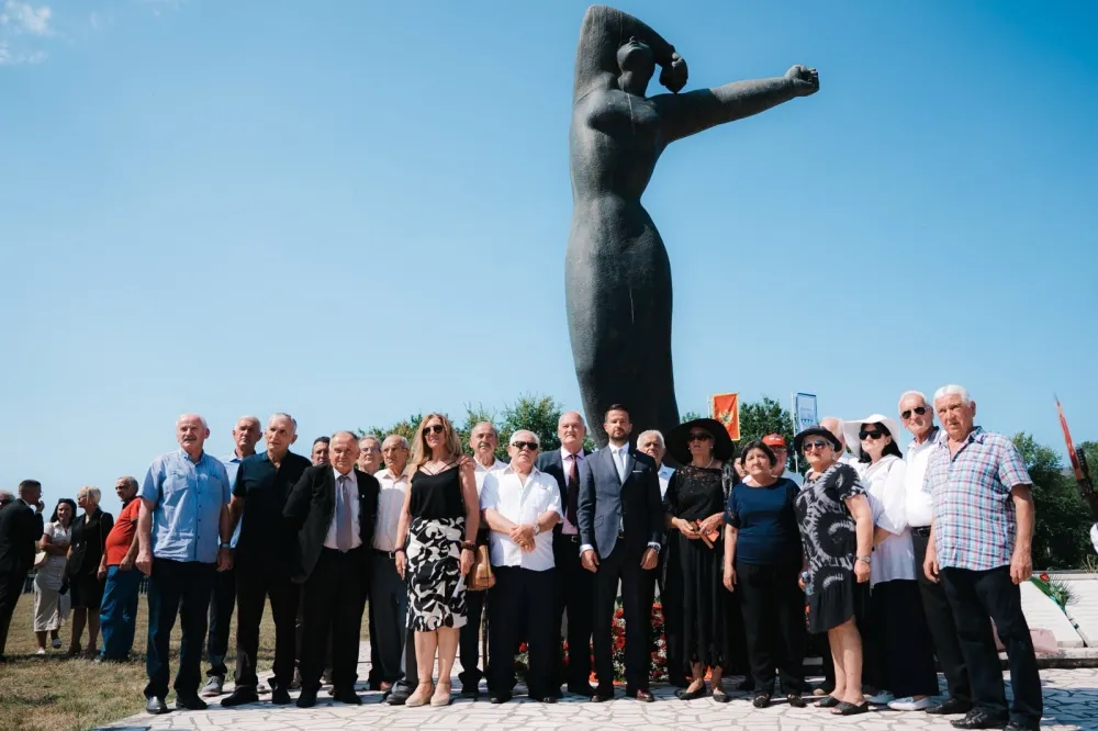 Milatović položio vijenac na spomenik: Lazine su crnogorski simbol slobode