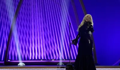 (FOTO/VIDEO) Pop diva obukla kultnu Versače toaletu, staru 22 godine