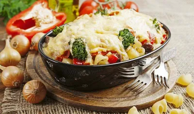 Povrće s mesom i sirom iz rerne&nbsp;omiljeni ljetnji ručak