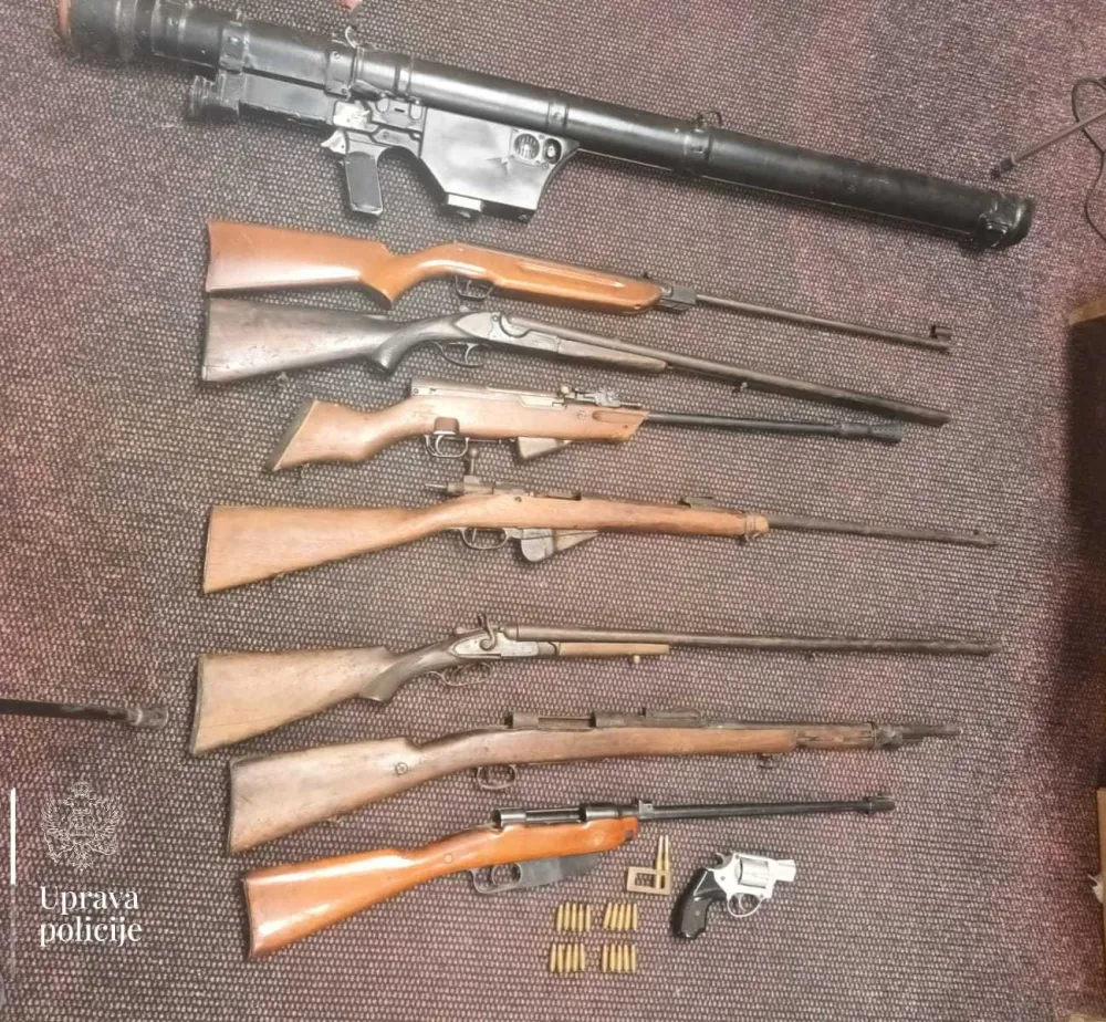 Herceg Novi: Pronađeni ručni raketni bačac, sedam pu&scaron;aka, startni pi&scaron;tolj i municija